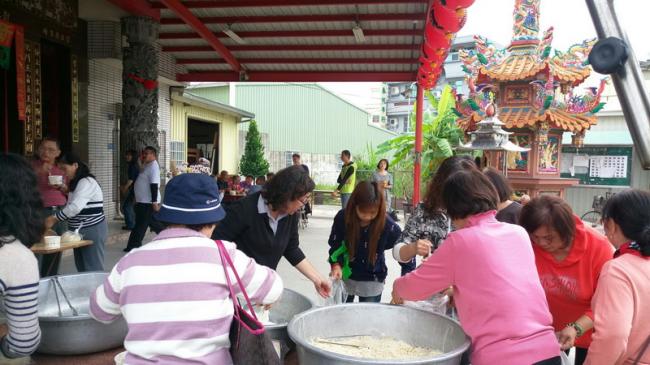 儀式完後，廟方準備滷麵供信徒享用(盧老達贊助)